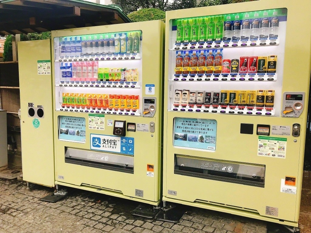 Szybkie - automat do serwisowy dla centrów handlowych przedstawiający szeroką gamę słodyczy